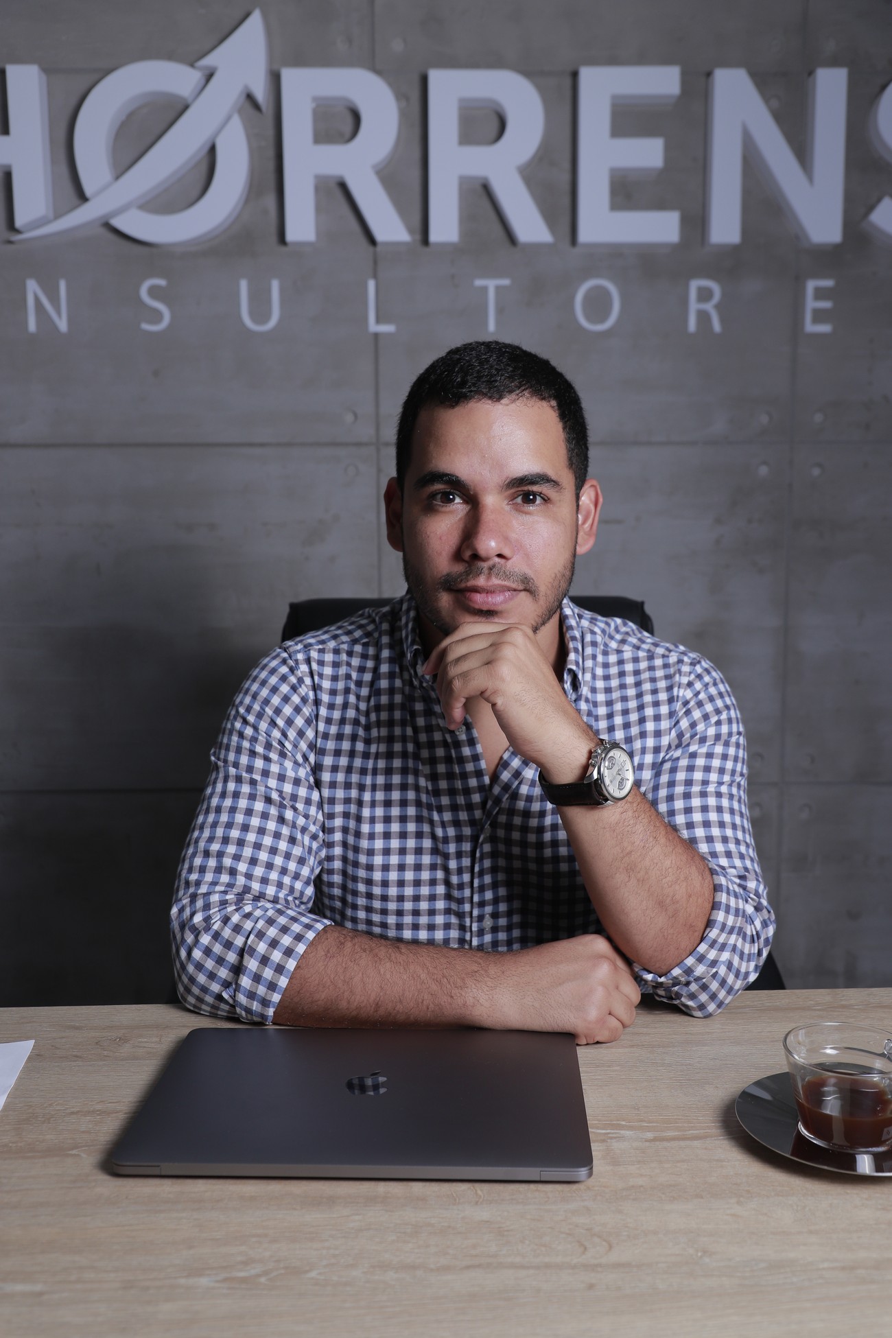 Julio Andrés Thorrens en su oficina
