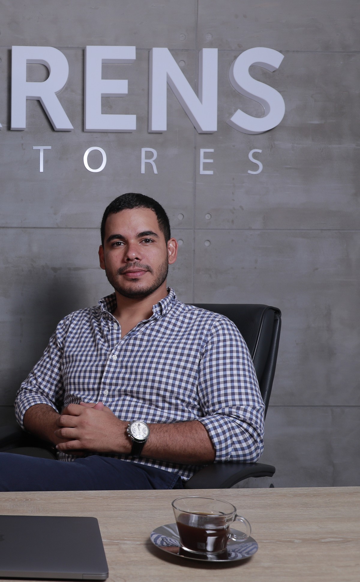 Julio Andr&eacute;s Thorrens en la sala de juntas de Thorrens
